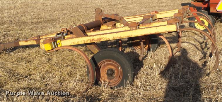 image for item BT9074 Wilbeck 4R10 chisel plow