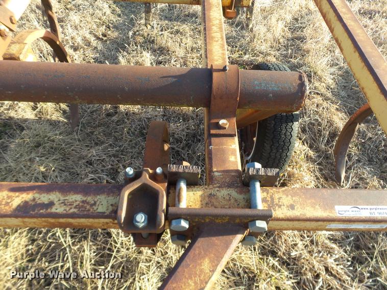 image for item BT9074 Wilbeck 4R10 chisel plow