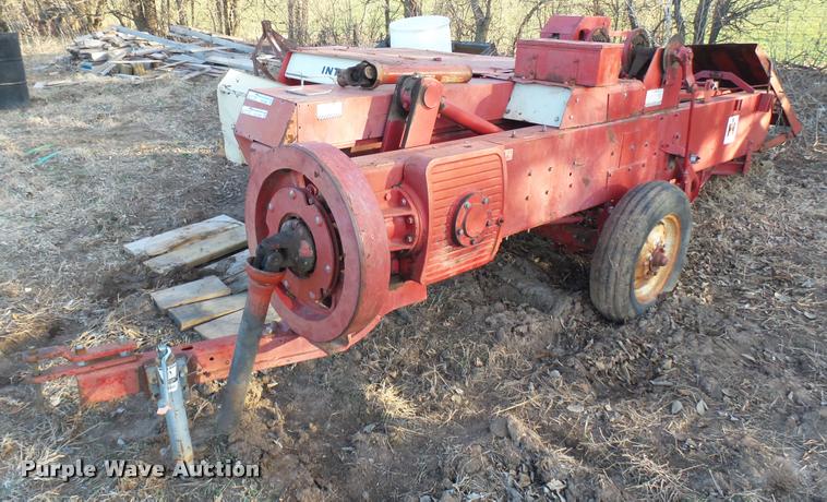 image for item BU9434 International 420 square baler