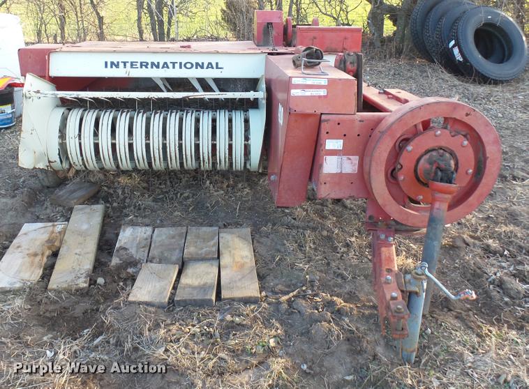 image for item BU9434 International 420 square baler