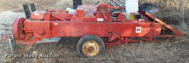 image for item BU9434 International 420 square baler