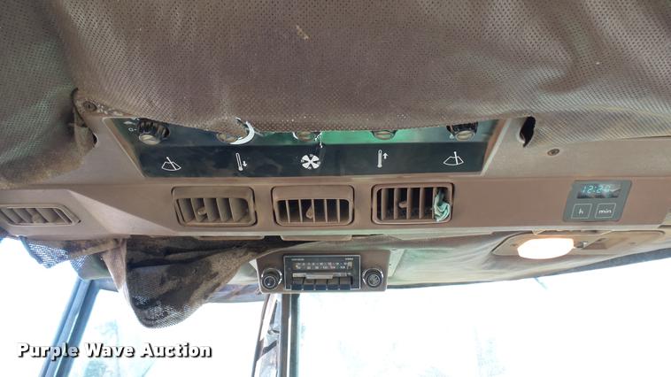 image for item BU9440 1982 John Deere 8650 4WD tractor