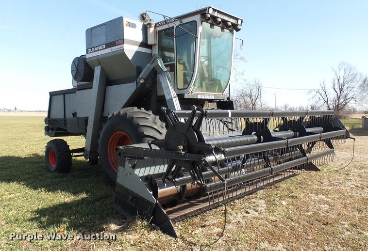 image for item BU9442 1981 Gleaner M2 combine