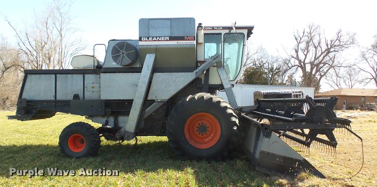 image for item BU9442 1981 Gleaner M2 combine