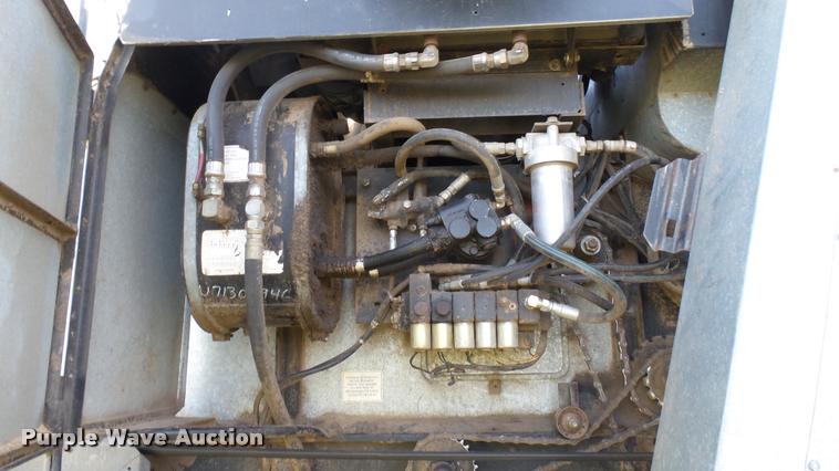 image for item BU9442 1981 Gleaner M2 combine