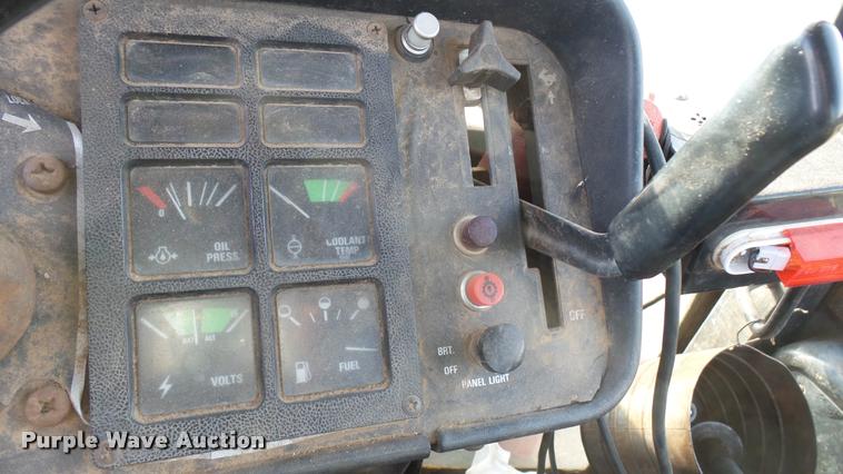 image for item BU9463 1981 International Hydro 186 tractor