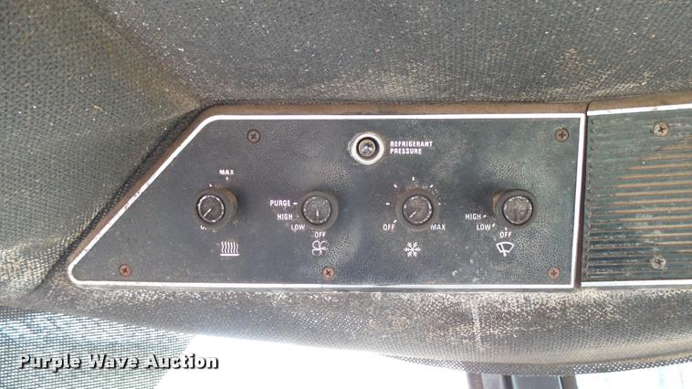 image for item BU9463 1981 International Hydro 186 tractor