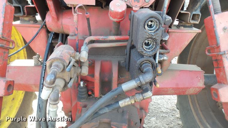 image for item BU9463 1981 International Hydro 186 tractor