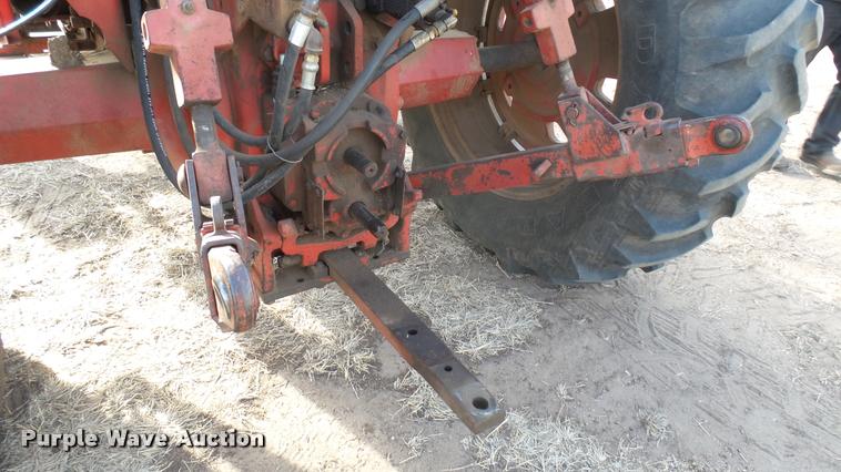 image for item BU9463 1981 International Hydro 186 tractor