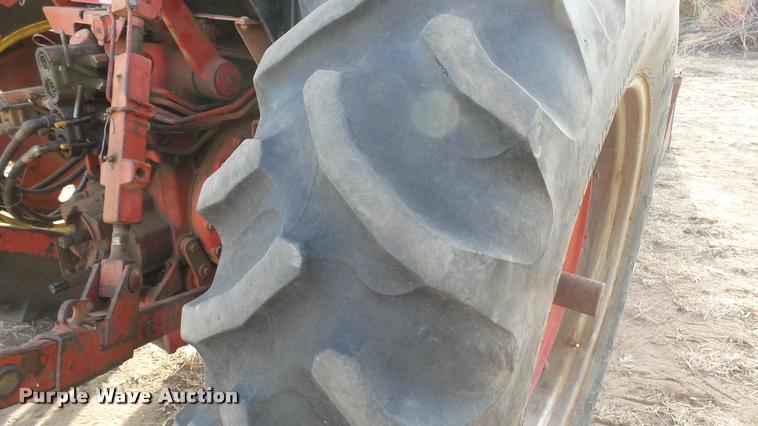 image for item BU9463 1981 International Hydro 186 tractor