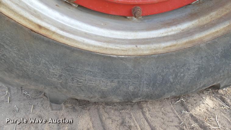 image for item BU9463 1981 International Hydro 186 tractor