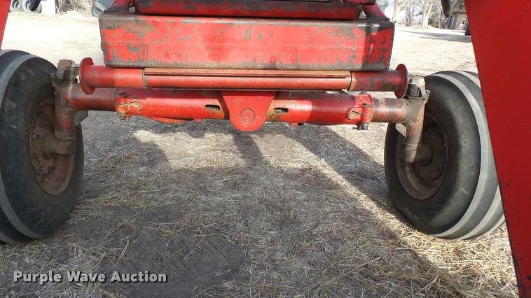 image for item BU9463 1981 International Hydro 186 tractor