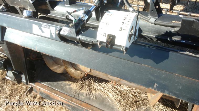 image for item BU9943 2012 MacDon FD70 flex draper head