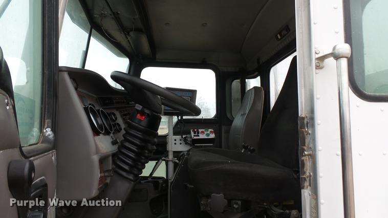 image for item DA0303 2003 Kenworth T800 mixer truck