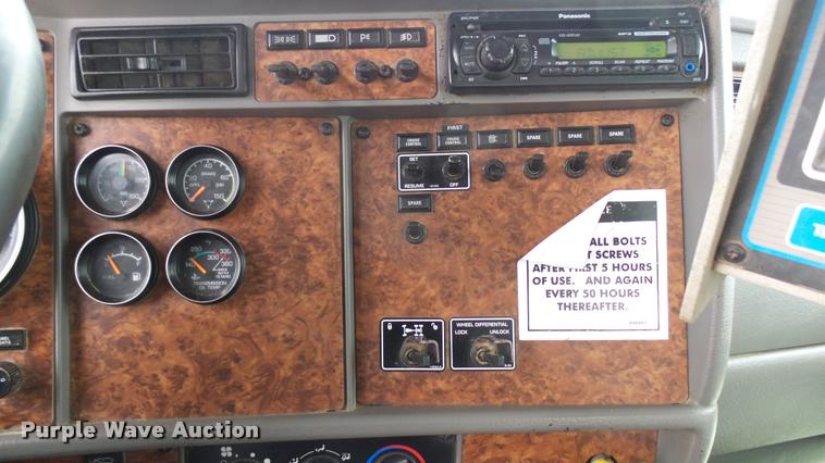 image for item DA0303 2003 Kenworth T800 mixer truck