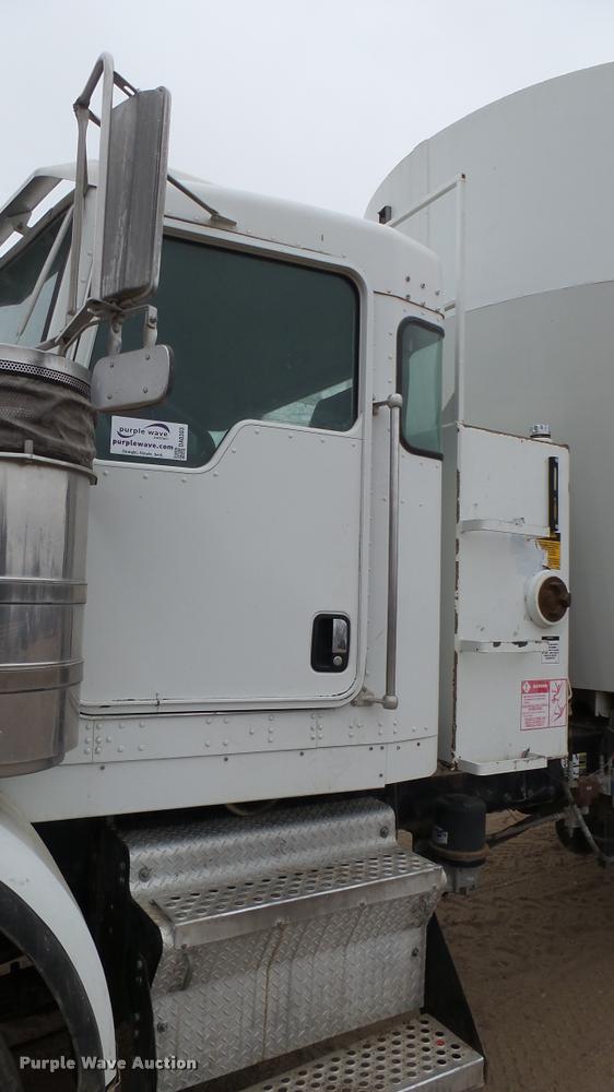 image for item DA0303 2003 Kenworth T800 mixer truck