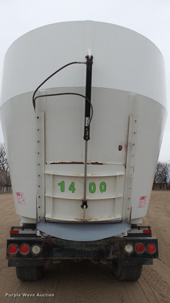 image for item DA0303 2003 Kenworth T800 mixer truck