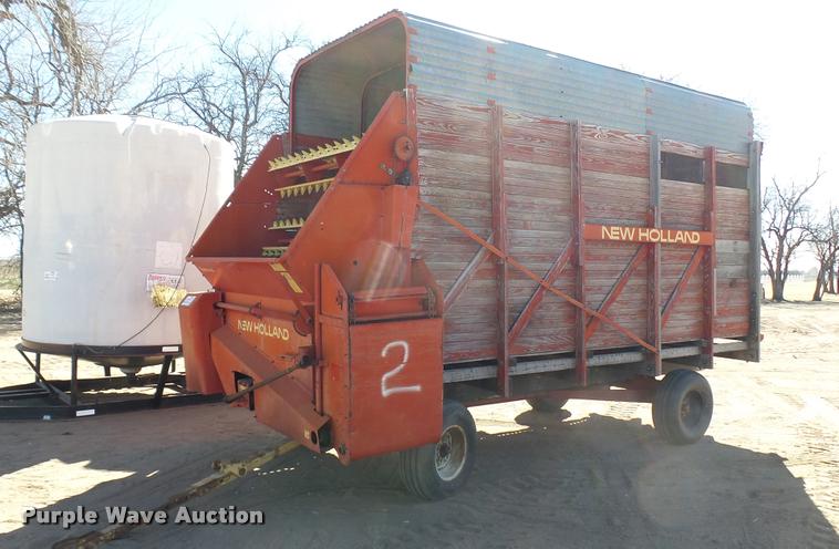 image for item DA0318 New Holland Crop Carrier 8 forage wagon