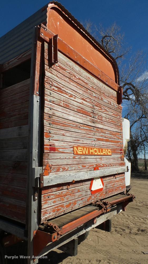 image for item DA0318 New Holland Crop Carrier 8 forage wagon