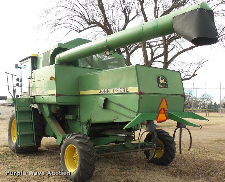 image for item DA0391 1982 John Deere 8820 Turbo combine