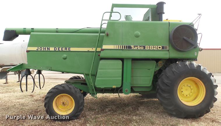 image for item DA0391 1982 John Deere 8820 Turbo combine