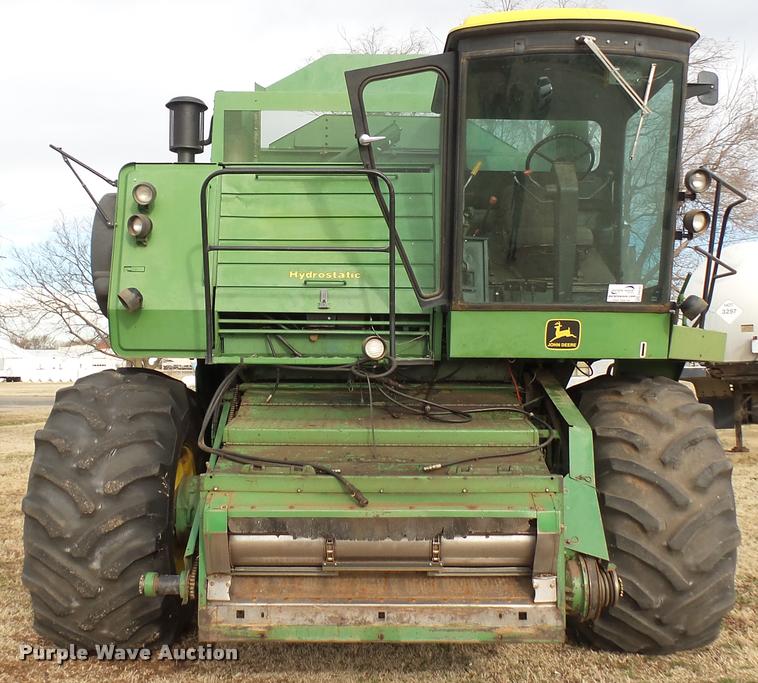 image for item DA0391 1982 John Deere 8820 Turbo combine
