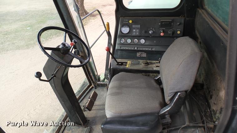 image for item DA0391 1982 John Deere 8820 Turbo combine