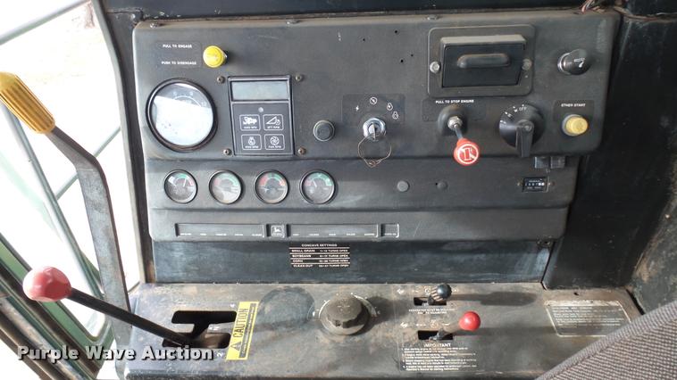 image for item DA0391 1982 John Deere 8820 Turbo combine