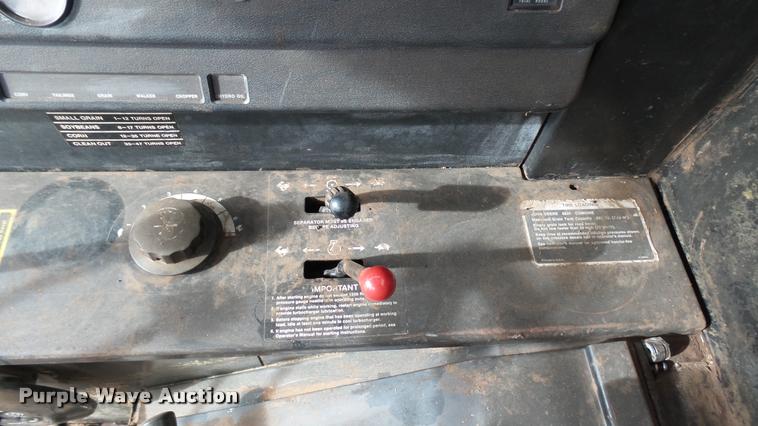 image for item DA0391 1982 John Deere 8820 Turbo combine