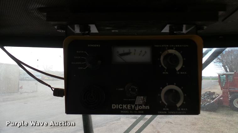 image for item DA0391 1982 John Deere 8820 Turbo combine