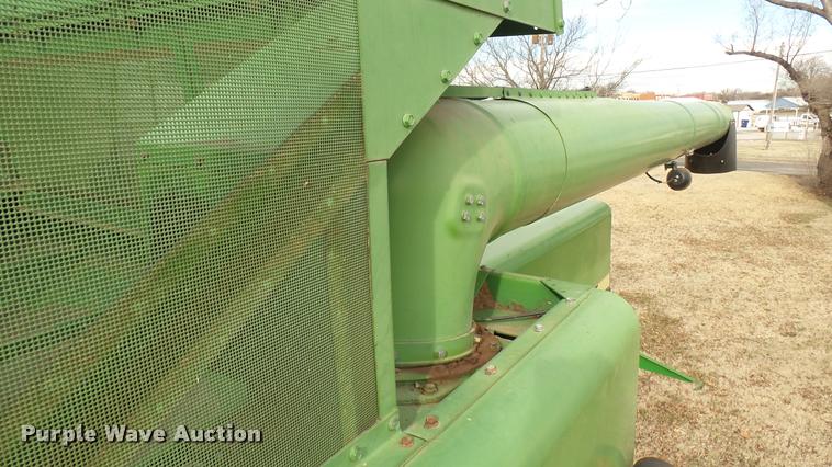 image for item DA0391 1982 John Deere 8820 Turbo combine