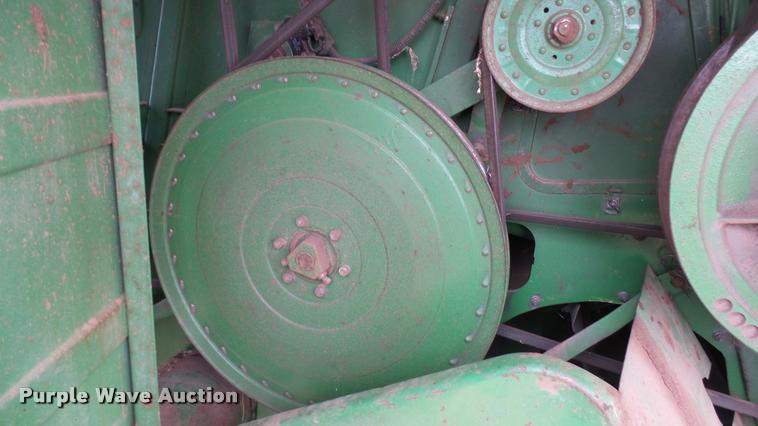 image for item DA0391 1982 John Deere 8820 Turbo combine