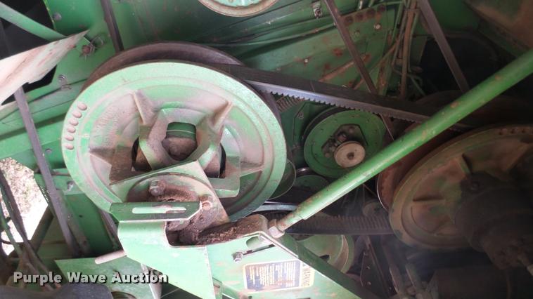 image for item DA0391 1982 John Deere 8820 Turbo combine