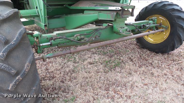 image for item DA0391 1982 John Deere 8820 Turbo combine