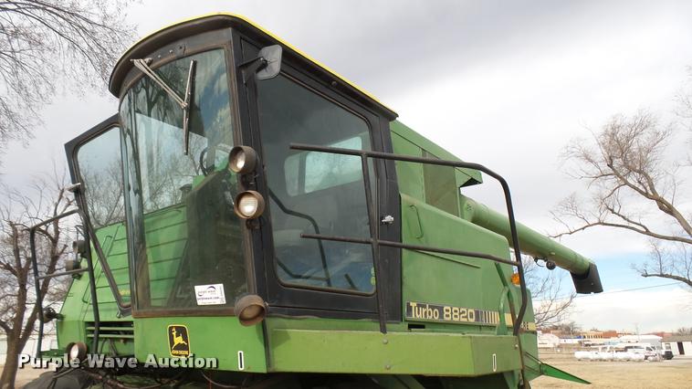 image for item DA0391 1982 John Deere 8820 Turbo combine