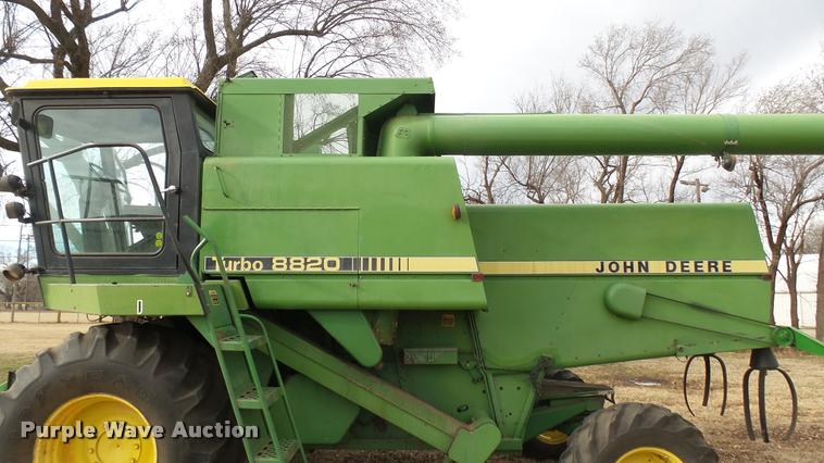 image for item DA0391 1982 John Deere 8820 Turbo combine