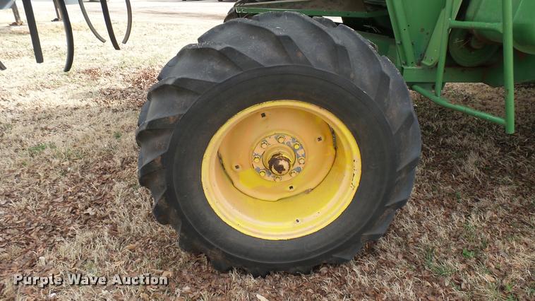 image for item DA0391 1982 John Deere 8820 Turbo combine