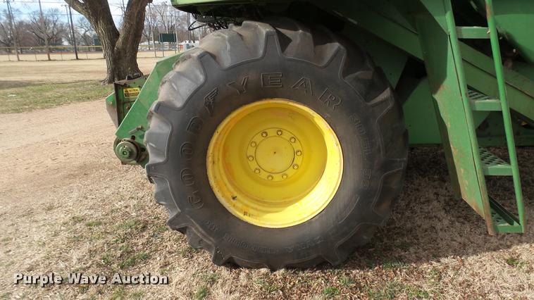 image for item DA0391 1982 John Deere 8820 Turbo combine