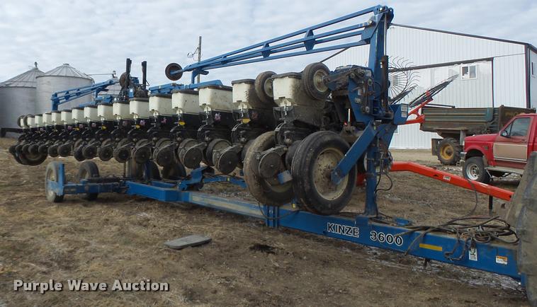 image for item DA3316 Kinze 3600 split row planter