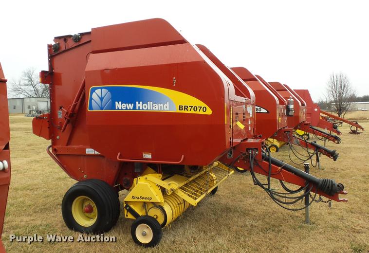 image for item DA4007 2010 New Holland BR7070 round baler