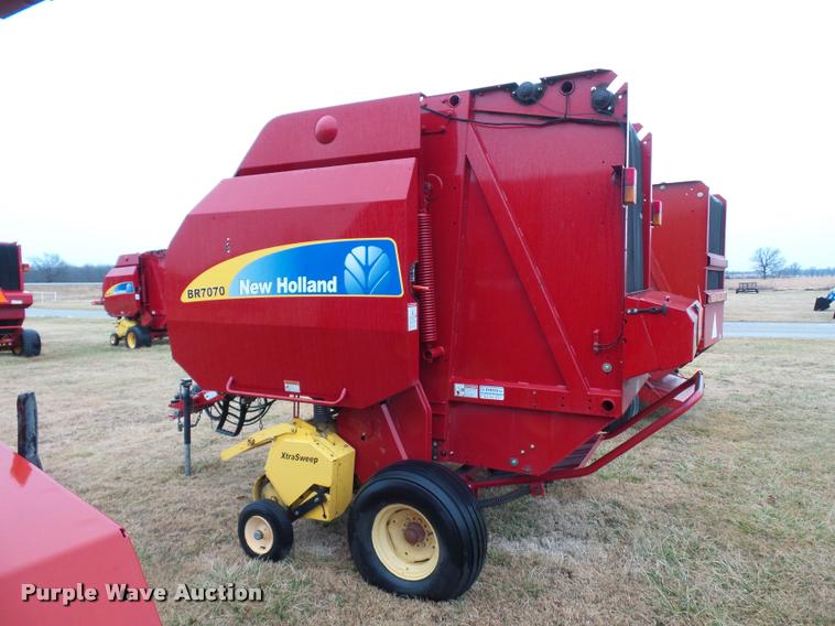 image for item DA4007 2010 New Holland BR7070 round baler