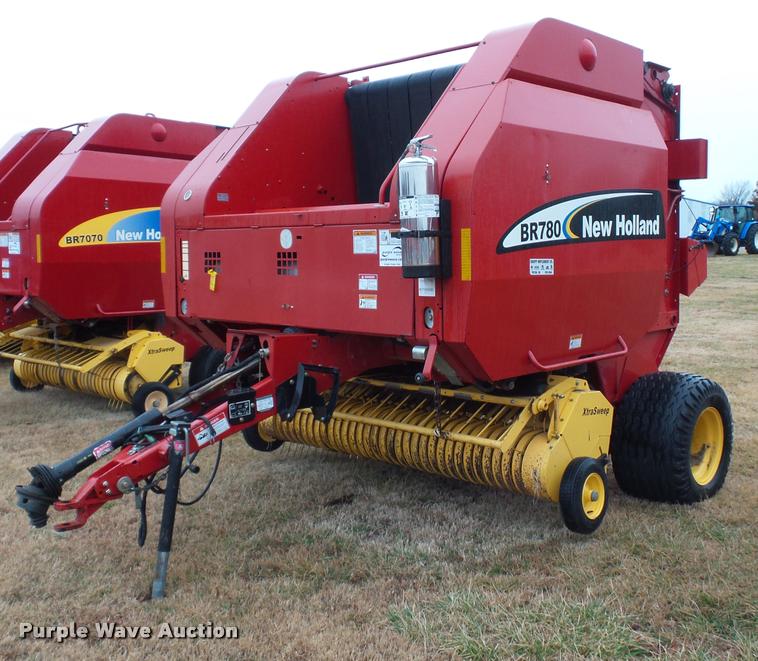 image for item DA4008 2004 New Holland BR780 round baler
