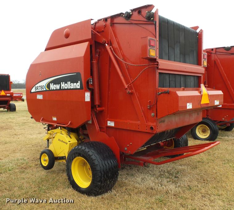 image for item DA4008 2004 New Holland BR780 round baler