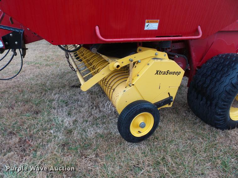 image for item DA4008 2004 New Holland BR780 round baler