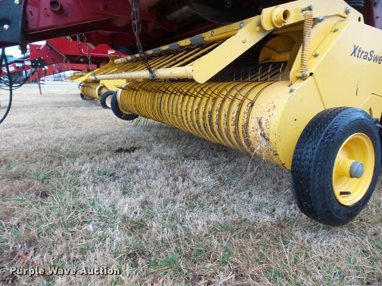 image for item DA4008 2004 New Holland BR780 round baler