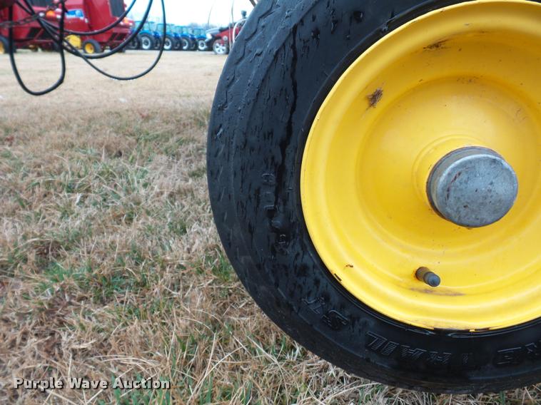 image for item DA4008 2004 New Holland BR780 round baler