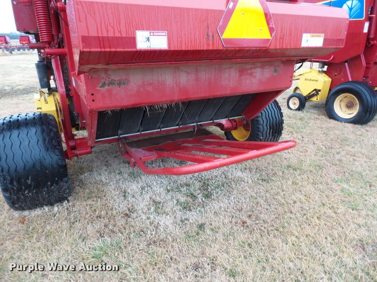 image for item DA4008 2004 New Holland BR780 round baler