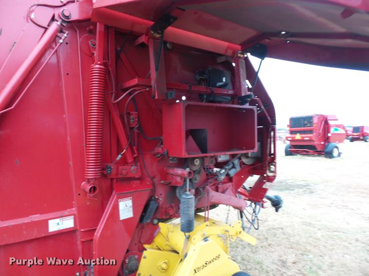 image for item DA4008 2004 New Holland BR780 round baler