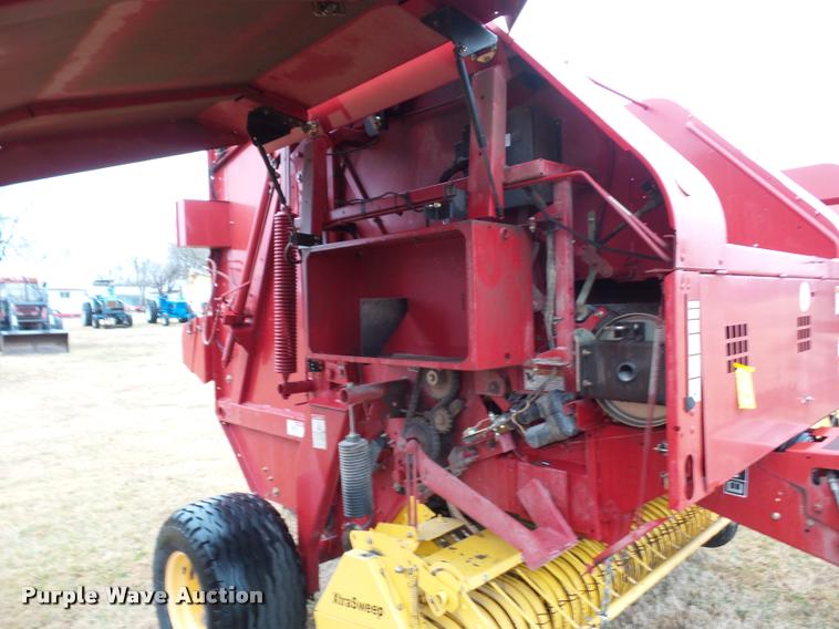 image for item DA4008 2004 New Holland BR780 round baler