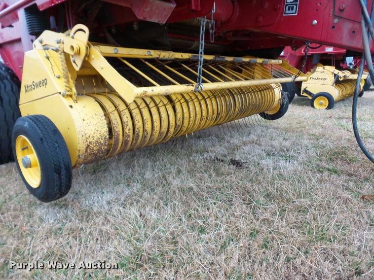 image for item DA4008 2004 New Holland BR780 round baler